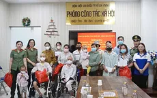 Công an TP Hồ Chí Minh tặng quà hàng trăm bệnh nhi, hỗ trợ người dân vùng lũ 500 tấn hàng