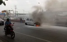 Ô tô bất ngờ bốc cháy dữ dội trên quốc lộ