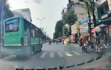 Xe bus vượt đèn đỏ ở ngã tư đông đúc xe cộ