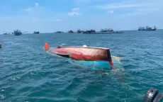 Chìm tàu cá trên biển, cứu được 7 người, còn 1 người mất tích