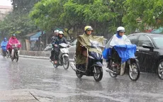 Cảnh báo tai nạn giao thông do áo mưa quấn vào bánh xe máy