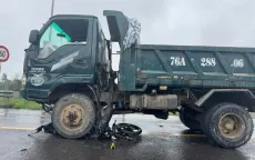 Xe máy đâm xe tải do vượt đèn đỏ, 2 người thương vong