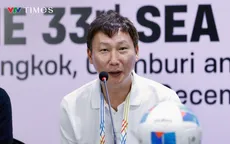 HLV Kim Sang-sik chúc mừng chiến thắng của 2 đội bóng đá Việt Nam tại SEA Games 33