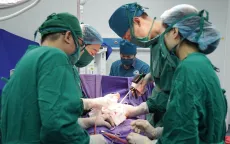 Ca mổ gần 4 giờ bóc tách u xơ tử cung và u buồng trứng lớn