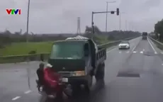 Phóng nhanh vượt đèn đỏ, hai người đi xe máy bị hất văng giữa ngã tư