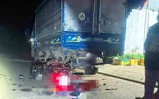 Tông vào đuôi ô tô tải đỗ bên đường, 3 thanh thiếu niên đi xe máy tử vong