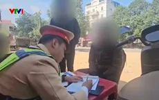 Nhiều học sinh ở Nghệ An đi xe máy không đội mũ bảo hiểm, tăng ga bỏ chạy khi gặp CSGT