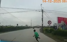 Nguy hiểm trẻ em bất ngờ chạy cắt đầu ô tô giữa đường