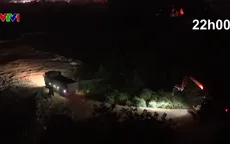 Xe ben ngang nhiên xả phế thải trái phép tại các khu đất trống ở Hà Nội