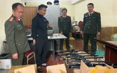 Ngụy trang bán “dụng cụ thông bồn cầu” để mua bán vũ khí quân dụng số lượng lớn