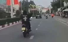 Nam sinh viên buông hai tay khi đi xe máy, lạng lách trên đường ở TP Hồ Chí Minh
