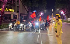 Vui chiến thắng, người dân Thủ đô không quên chấp hành an toàn giao thông