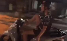 Thanh niên buông 2 tay, dùng chân điều khiển xe máy