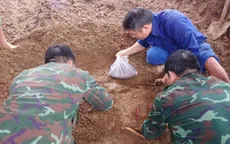 Phát hiện 4 hài cốt liệt sĩ cùng nhiều di vật trong vườn của một hộ gia đình ở Quảng Trị