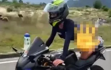 Xem xét xử lý người phụ nữ nằm trên yên xe lái môtô phân khối lớn