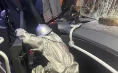 Hà Nội: Tài xế xe buýt mắc kẹt trong cabin sau va chạm với xe bồn