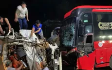 Xe tải lật nghiêng, bẹp dúm sau va chạm với xe khách ở Đắk Lắk