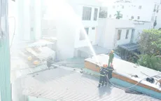 Cháy nhà 4 tầng trong hẻm ở Đà Nẵng, cảnh sát leo mái nhà phun nước dập lửa