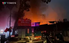 Cháy lớn tại Chợ Xanh lúc rạng sáng