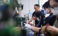 Xưởng "thế giới xanh" của người khuyết tật tất bật chạy đơn hàng Giáng sinh