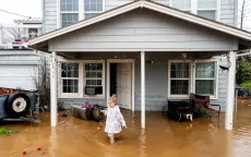 Mưa lớn kỷ lục và lũ lụt đe dọa bang California (Mỹ)