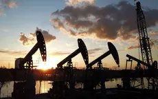 Mỹ và OPEC+ tăng sản lượng, giá dầu chịu sức ép lớn