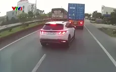 Ô tô bất ngờ chuyển làn và dừng đột ngột giữa đường do phanh tự động