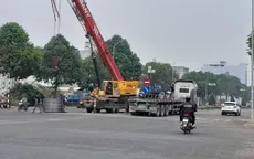 Xe đầu kéo làm rơi cuộn tôn hơn 20 tấn giữa đường ở TP Hồ Chí Minh