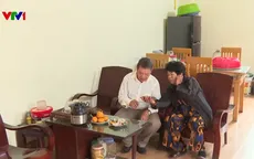 Người dân vui mừng khi nhận quà Tết của Đảng, Nhà nước