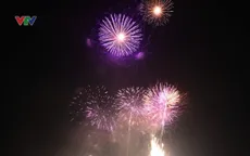 Pháo hoa rực sáng hồ Văn Quán, người dân Hà Nội hân hoan đón chào năm mới 2026