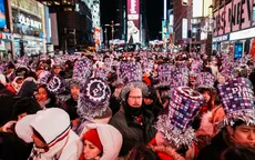 Dòng người đổ về Quảng trường Thời đại chờ đón màn thả quả cầu pha lê chào năm mới