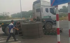 Làm rơi cuộn tôn 20 tấn xuống đường, tài xế bị phạt 10 triệu đồng, trừ 4 điểm giấy phép lái xe