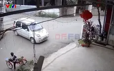 Ô tô đỗ trên hè bất ngờ trôi ra đường do quên kéo phanh tay