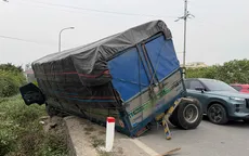 Hà Nội: Va chạm liên hoàn 4 ô tô, 3 xe hư hỏng nặng