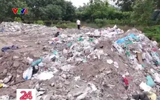 Rác thải xây dựng chất cao như núi ở Hà Nội