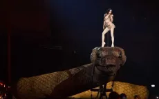 Đêm diễn tràn ngập mô hình khổng lồ trị giá gần 800 tỷ đồng của nữ ca sĩ