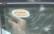Bỏ dán tem thu phí đường bộ lên kính ô tô