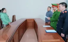 “Nữ quái” giấu vàng trong tất vận chuyển từ Lào về Việt Nam 