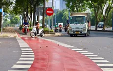 TP Hồ Chí Minh: Gần 100 xe máy bị phạt khi đi vào làn đường cho xe đạp