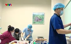 Bé trai 2 tuổi bị chó nhà nuôi cắn thấu ngực, dập phổi