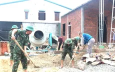 Hỗ trợ thiết bị, đồ dùng thiết yếu cho hộ gia đình khó khăn có nhà bị sập, đổ, lũ cuốn