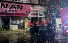 Cháy tiệm giặt ủi ở Đồng Nai, giải cứu người đàn ông bám trên mái nhà hàng xóm