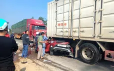 Xe con bị cuốn vào gầm xe tải sau tai nạn liên hoàn, 3 người bị thương