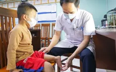 Xoay cẳng chân 180 độ tạo khớp gối mới cho bé trai 5 tuổi