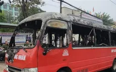 Xe đưa đón công nhân cháy rụi khi dừng đỗ trên Quốc lộ 14