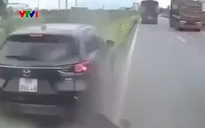 Chuyển làn ẩu, xe con bị xe lớn đâm hất văng