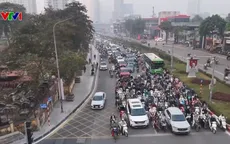 Xén vỉa hè, mở rộng đường Lê Văn Lương (Hà Nội) nhưng vẫn ùn tắc