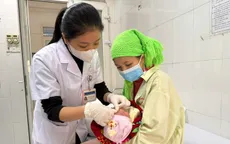 Cảnh báo nhỏ sữa mẹ, chanh vào mắt trẻ sơ sinh