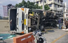 Lật xe cẩu khiến 2 người bị thương ở Thái Lan 