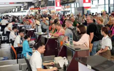 Nghịch lý vé Tết 2026: Hãng bay ồ ạt tăng tải, giá vé vẫn “đỉnh nóc kịch trần”